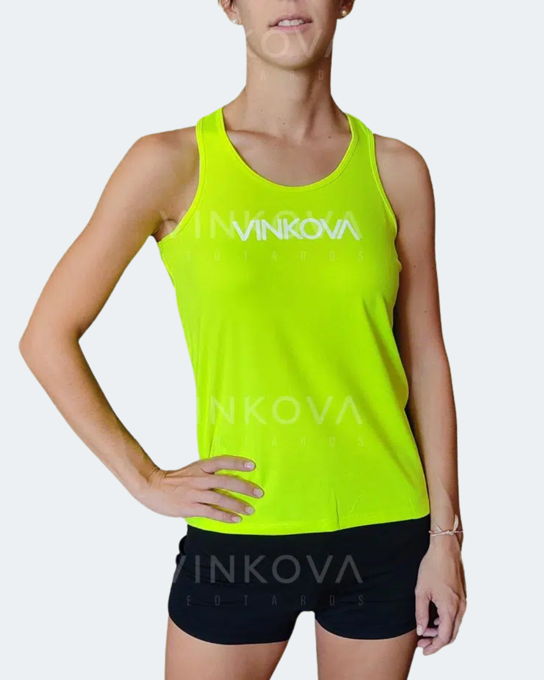 Koszulka Vinkova bez rękawów, kolor: neonowy żółty, białe logo i czarne spodenki.