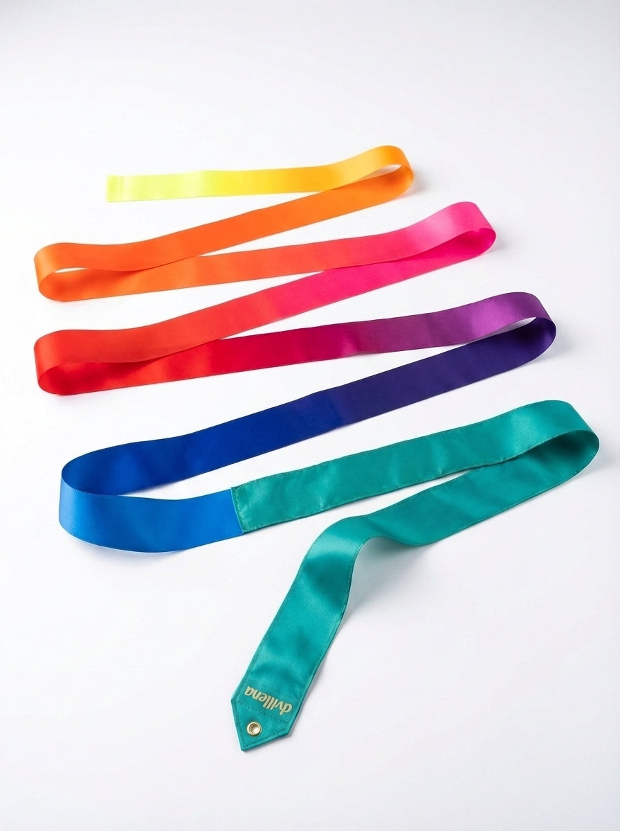 Wstążka do gimnastyki artystycznej Colors w kolorach: żółtym, fuksji, fioletowym, niebieskim, zielonym; ułożona w zygzak.