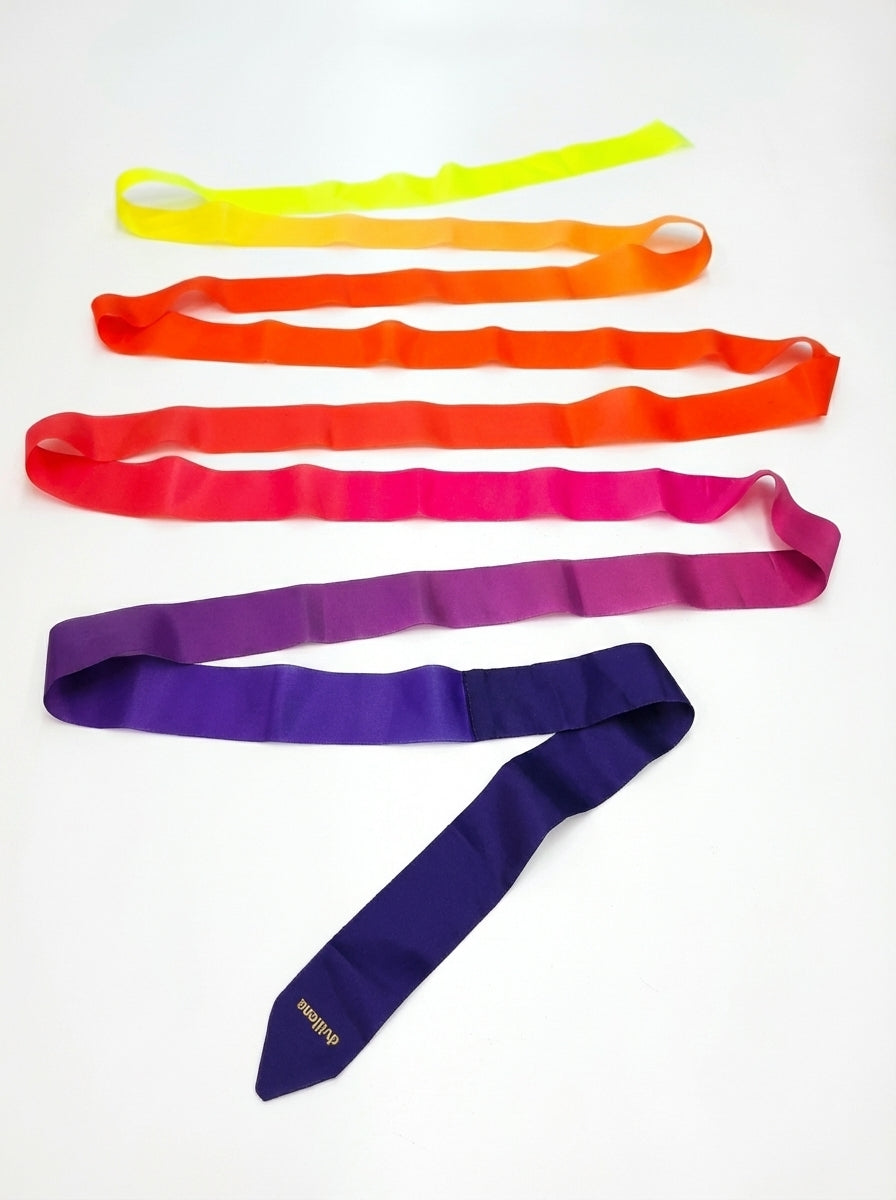 Wstążka do gimnastyki artystycznej Violet Orange w kolorach: fioletowym, fuksji, czerwonym, żółtym; ułożona w zygzak.